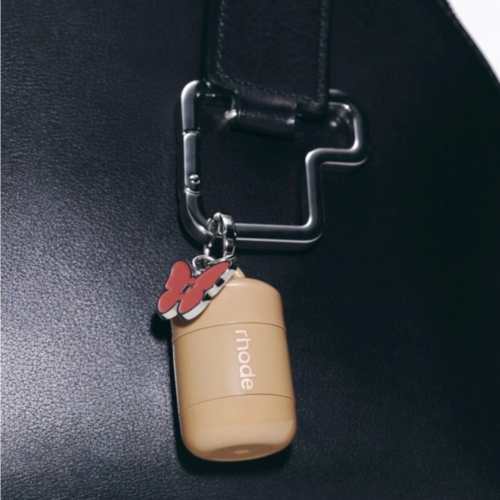 Rhode x Alexandra Flutter Charm - Picture 6 of 8